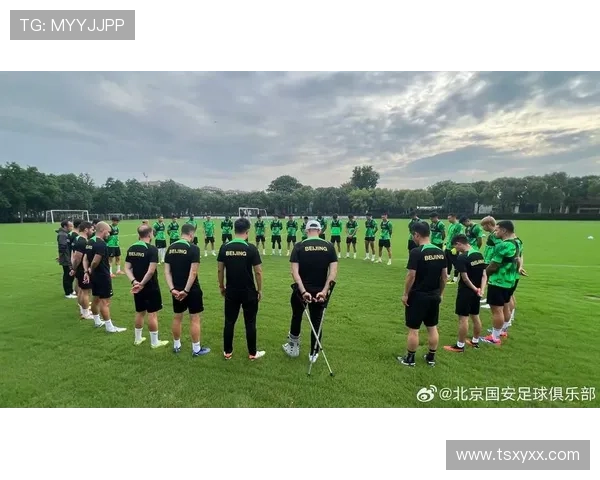 足球明星们齐聚默哀致敬瞬间高清图片展现情感与团结 足球明星们齐聚默哀致敬瞬间高清图片展现情感与团结